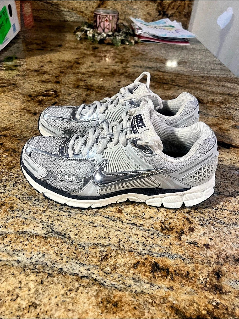Nike Zoom Vomero 5 Photon Dust Chrome Women’s Size 12 / Men’s 10.5 FD0884-025 Un